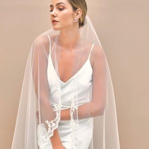 Torissa Fingertip Embroidered Lace Trim Veil in pure white